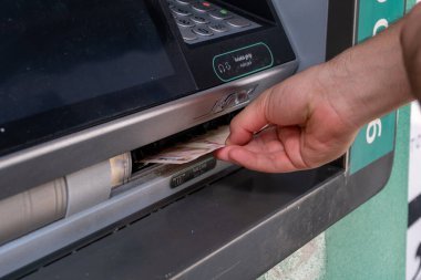 İnsan eli bankamatik makinesinden Türk lirası çekme, otomatik veznedar makinesi insan eli, iş ve bankacılık konsepti, para çeken müşteri, bankacılık için teknolojik cihaz