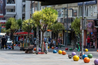 Arabalı renkli sokak manzarası, Kadıköy Bahariye Caddesi olarak bilinen Bahariye Caddesi 'nde yürüyen insanlar, kent kavramı: Kadikoy Bahariye Caddesi, İstanbul, Türkiye