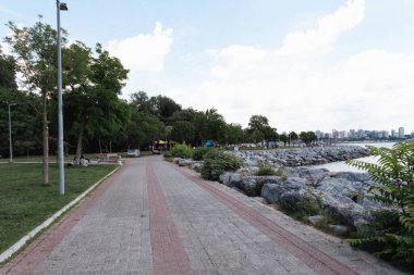 Moda 'da deniz kenarı, deniz ve mavi gökyüzü, deniz manzarası bulutlu hava, yürüyüş yolu olan deniz kıyısı görüntüleri, İstanbul' da manzara.