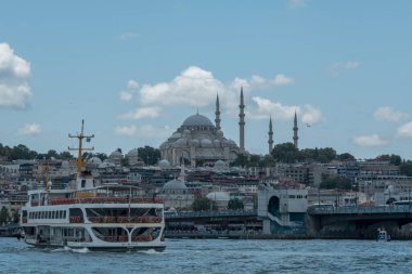 İstanbul 'un geniş açılı manzarası, Süleyman Camii, feribot ve mavi gökyüzü İstanbul' dan güzel manzara, şehir ve caminin görüntüleri, feribot turuyla İstanbul 'a seyahat, turizm konsepti