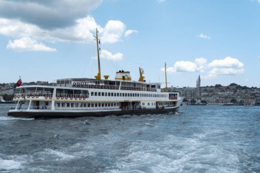 İstanbul manzarası, Boğaz 'da feribot manzarası, deniz ve bulutlu güzel bir manzara, denizde gemi, deniz konsepti, İstanbul' da feribot turu, Marmara denizi ile şehir manzarası