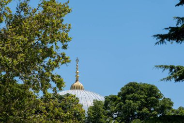 Mavi Cami, Kubbe 'nin açık gökyüzü, cami ve ağaçlarla süslenmiş güzel manzarası Sultanahmet Cami, din ve İslam kavramı, Mavi Cami' nin dış detayları.
