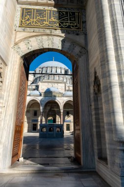 Süleyman Camii girişi Kuran metni, eski yapı, caminin dikey görünümü, Müslüman ve İslam kavramı, dış görünüş: Süleyman Camii, İstanbul, Türkiye