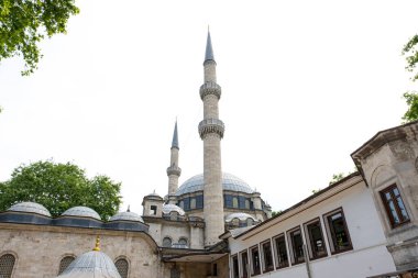 Gökyüzü, İslam ve din kavramına sahip Eyup Sultan Camii minare kubbesi, İstanbul 'daki eski kutsal bina, kopya alanı olan minare, İslami simgeler, beyaz arka planda izole edilmiş.