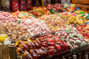 Misir Pazarı 'ndan renkli jöleli şeker görüntüleri, çocuk yiyecekleri konsepti, pazardan alışveriş, oyun tezgahları, lezzetli tatlılar, renkli şeker şekerler, sağlıksız atıştırmalıklar.