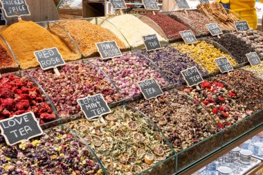 Misir Çarşısı 'ndan renkli bitki çayı görüntüleri, grip ve öksürük çayı, İstanbul' da geleneksel çay, Türk pazarında alışveriş, çarşı pazarlarında bitkisel ürünler, doğal içecek