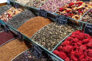 Misir Çarşısı 'ndan renkli görüntüler, İstanbul' daki geleneksel Türk yemekleri, çarşıda alışveriş, çarşı tezgahları