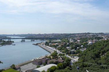 Pierre Loti 'den geniş Eyupsultan manzarası, ufuk çizgisi olan Altın Boynuz, mavi gökyüzü olan ağaçlar, İstanbul' daki güzel manzara, Halic araba köprüsü manzarası,
