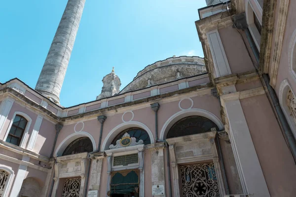 Entrada Mezquita Ortakoy Con Minaretes Vista Fondo Cúpula Con Cielo — Foto de Stock