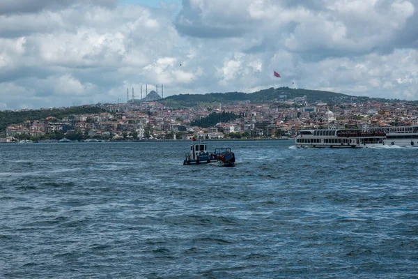 Широкоугольный Стамбул Вид Босфора Красивый Пейзаж Морем Облачным Небом Корабли — стоковое фото