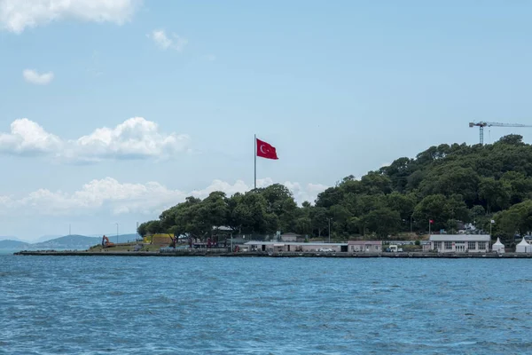 土耳其国旗和伊斯坦布尔海滨房屋 美丽的蓝海风景镜头 从博斯普鲁斯省拍摄的照片 开阔的天空和多云的天气 在土耳其的旅行 海岸和港口的概念 — 图库照片