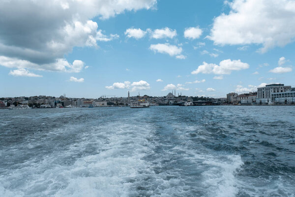 Вид на Стамбул с парома в Босфоре, красивый пейзаж с волнистым морем и облачным небом, корабль с видом сзади на море, морская концепция, путешествие с паромным туром по Стамбулу, город с Мраморным морем