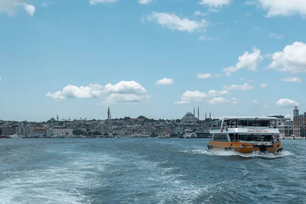 从博斯普鲁斯港乘渡船从伊斯坦布尔远眺 大海和乌云笼罩的美丽风景 乘船游览伊斯坦布尔 土耳其伊斯坦布尔博斯普鲁斯市 — 图库照片
