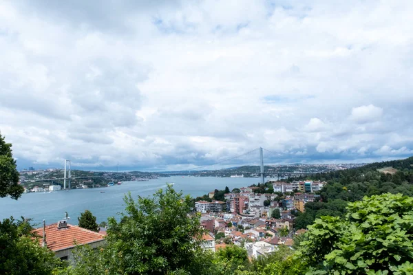 伊斯坦布尔博斯普鲁斯桥与土耳其马尔马拉海 海滨与建筑物 蓝色的海和多云的天空 博斯普鲁斯斜拉桥 伊斯坦布尔的城市景观镜头 美丽的亚洲和欧洲风景 — 图库照片