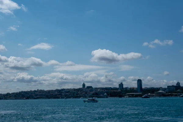 伊斯坦布尔博斯普鲁斯海峡 蓝天多云 旅游和旅游理念 海滨风景 土耳其背景理念 伊斯坦布尔的旅游胜地 海上船只 美丽的城市景观 — 图库照片