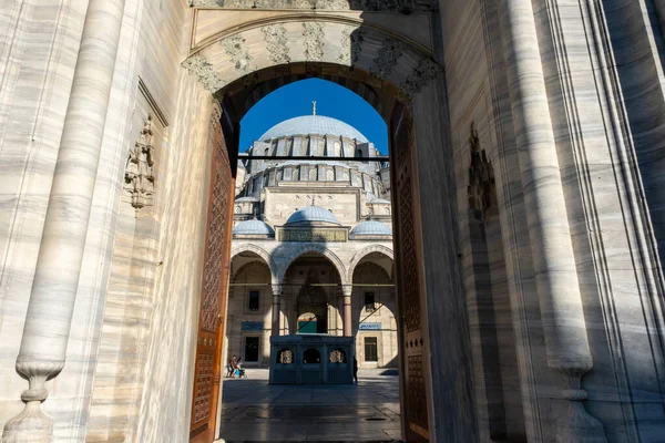 Suleymaniye Mezquita Entrada Vista Cúpula Con Cielo Azul Antigua Estructura — Foto de Stock