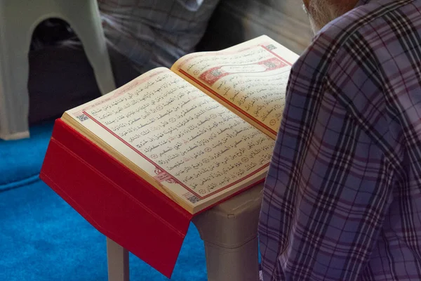 Homme Lisant Coran Dans Mosquée Islam Concept Religion Page Ouverte — Photo
