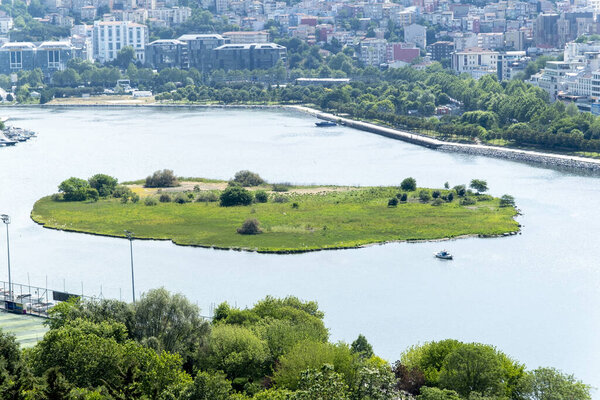 Широкий вид на остров Золотой Рог от Пьера Лоти, известного как Халич, Золотой Рог с деревьями и зданиями, солнечный день и голубое небо, красивый пейзаж Стамбула