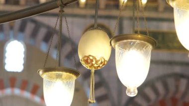 Süleyman Camii 'nden lambalar, İstanbul' dan 4k 60 fps, seçici odak cami süsü, Süleyman 'ın ayrıntılı görüntüleri