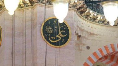 Süleyman Camii üzerine Kur 'an yeşil plakalı, 4k 60 fps İstanbul, detaylı görüntüler, seçici odaklı cami mumu, Süleyman Camii duvar süslemesi, kapat
