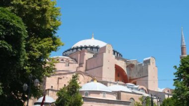 Ayasofya Camii olarak bilinen güneşli gökyüzü, Ayasofya Camii, İstanbul 'da 4k 60 fps video, camili güzel manzara, İstanbul açık hava ve mavi gökyüzü