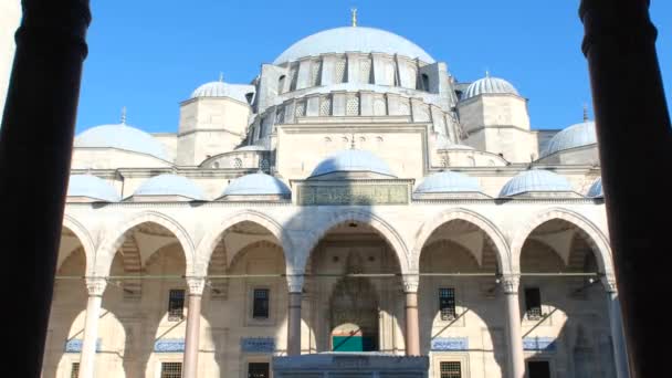 Suleymaniye Moskeen Gårdsplass Kuppelutsikt Med Blå Himmel Gammel Oldtidsstruktur Fps – stockvideo