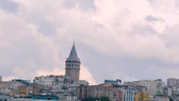 Galata Tower Vom Goldenen Horn Bewölkten Himmel Fps Aufnahmen Stadtblick — Stockvideo