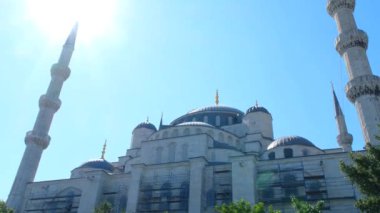 Mavi Cami minareleri ve kubbe manzarası güneşli bir gökyüzü, yan görüş, Müslüman konsepti, İstanbul 'da 4k 60 fps video, camili, güneşli ve mavi gökyüzü, Sultan Ahmet Camii olarak bilinen güzel manzara,
