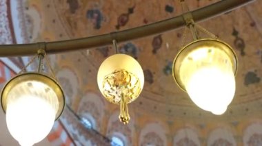 Süleyman Camii seçici odak mum lambası, arka planda kubbe, 4k 60 fps İslami konsept video, Sleymaniye camii yakın plan dekorasyon nesnesi, mozaik fikir