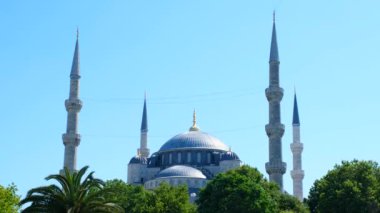 Sultan Ahmet Camii olarak bilinen, güneşli gökyüzü ile birlikte Mavi Cami minareleri ve kubbe manzarası, Müslüman ve İslam kavramı, İstanbul 'da 4k 60 fps video, cami güneşi ve mavi gökyüzü ile güzel manzara