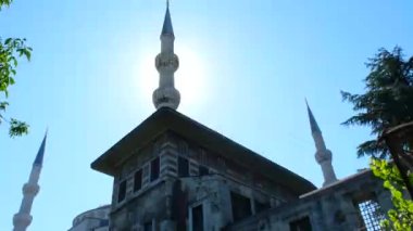 Mavi Cami minareleri güneşin, Müslümanların ve İslam 'ın önünde, İstanbul' da 4k 60 fps video, cami, güneş ve mavi gökyüzü ile mavi cami manzaralı güzel simgeler