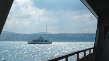 İstanbul Boğazı 'nda feribot, güzel mavi deniz ve gemi manzarası, gemi, seyahat ve tatil konseptinden 4k 60 fps video, arka planda Camlica Kulesi ile İstanbul' da manzara