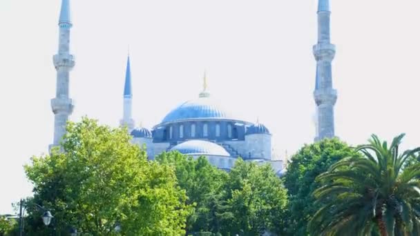 蓝色清真寺从上到下 穆斯林和伊斯兰教的概念 Fps视频在伊斯坦布尔 美丽的地标与清真寺和蓝天古建筑 — 图库视频影像