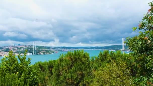 イスタンブールボスポラス橋 フェティ パサの森 青い海と曇りの空からマルマラ海とボスポラス橋 イスタンブールで4K Fpsのビデオ 木々と美しい風景 イスタンブール ボガジとして知られています — ストック動画