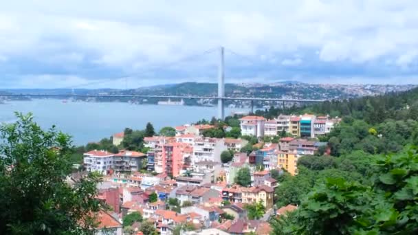 イスタンブールボスポラス橋とMarmara海からFethi Pashaの森 青い海とボスポラス橋と船 イスタンブールの4K Fpsのワイドビデオ 海辺のカラフルな建物がある美しい風景 — ストック動画