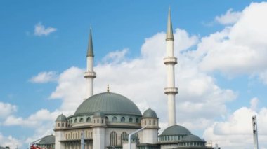 Taksim Camii manzarası mavi bulutlu gökyüzü, İstanbul 'da güzel İslami manzara, Taksim Camii' nin dış görüntüsü 4k 60 fps video, Türkiye 'de seyahat noktası, ünlü yer, İslam ve din fikri