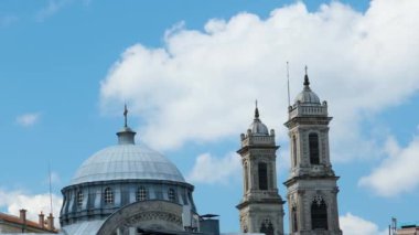 Taksim 'deki Hagia Triada Rum Ortodoks Kilisesi, İstanbul' daki dini bina, tarihi Hristiyanlık yapısı, mavi bulutlu gökyüzü kilise kubbesi, yaşlanmış halk ibadeti yapısı, İstanbul 'da seyahat