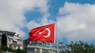 Arka planda Türkiye bayrağı sallayan Türkiye ülke konsepti, beyaz hilal ve kırmızı bayrak, Türk ulusal bayrağı, rüzgarlı hava, İstanbul 'da 4k 60 fps video, Türk kültür fikri
