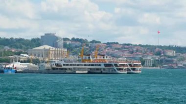 Limanda arka planda Türk bayrağı, turizm konsepti, seyahat ve ulaşım fikri, mavi deniz ve bulutlu gökyüzü, İstanbul 'da 4k 60 fps video: İstanbul, İstanbul, Türkiye
