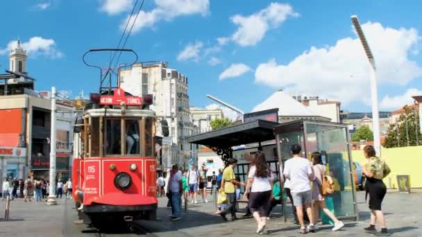 Kırmızı Retro Tramvayı Yoğun Insanlarla Dolu Taksim Meydanı Stiklal Caddesi — Stok video