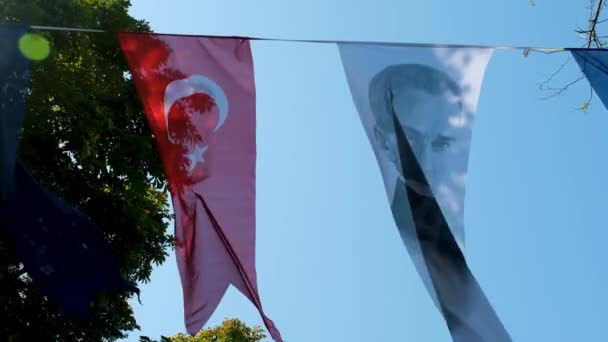 土耳其和以蓝天为背景的穆斯塔法 凯末尔 阿塔图尔克国旗 土耳其国旗和土耳其共和国的缔造者 爱国主义和民族主义思想 土耳其之父 — 图库视频影像
