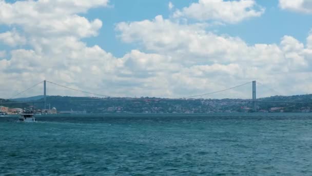 ボスポラス橋のある美しいイスタンブールの景色 青い海と船 イスタンブールの4K Fpsのワイドビデオ 曇り空のある街並み 旅行や観光のアイデア — ストック動画
