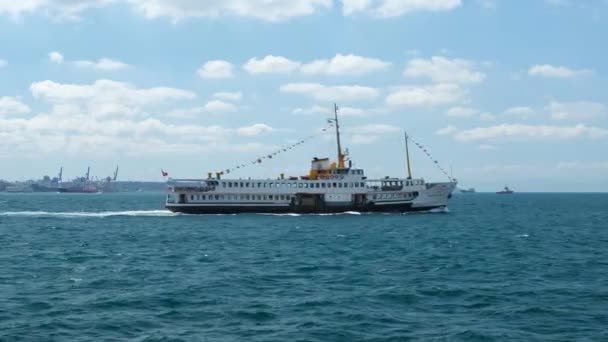 渡船继续在伊斯坦布尔的博斯普鲁斯海峡 交通理念 蓝色的大海和轮渡 美丽的地标 Fps视频 博斯普鲁斯海峡 土耳其伊斯坦布尔 — 图库视频影像