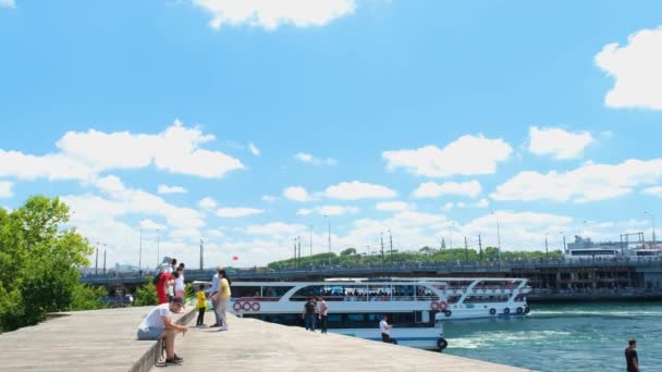 Karakoy Bord Mer Pont Avec Les Gens Autour Ferryboats Sur — Video