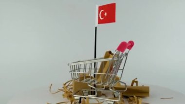 Süpermarket el arabası ve karton kutu videolu Türkiye bayrağı, 4K 60 fps, çevrimiçi pazarlama ve alışveriş konsepti, dış ticaret fikri, Türkiye 'de ürün satmak, platform çevirmek, e-ticaret videosu