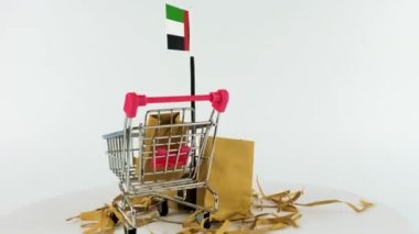 BAE bayrağı süpermarket el arabası ve karton kutu videosu, 4K 60 fps, çevrimiçi pazarlama ve alışveriş konsepti, dış ticaret fikri, BAE 'de ürün satmak, platformu çevirmek, e-ticaret videosu