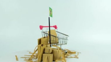 Brezilya bayrağı süpermarket el arabası ve karton kutu videosu, 4K 60 fps, çevrimiçi pazarlama ve alışveriş konsepti, dış ticaret fikri, Brezilya 'da ürün satmak, platformun dönmesi, e-ticaret videosu
