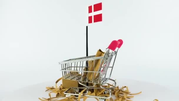 Danmark Flagga Med Stormarknad Handvagn Och Kartonger Video Fps Online — Stockvideo