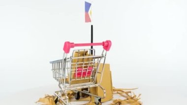 Süpermarket el arabası ve karton kutu videolu Filipinler bayrağı, 4K 60 fps, çevrimiçi pazarlama ve alışveriş konsepti, dış ticaret fikri, Filipinler 'de ürün satmak, e-ticaret videosu çevirmek