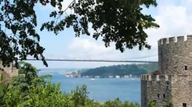 Rumeli Şatosu 'ndan Fatih Sultan Mehmet Köprüsü manzarası, ağaçlar ve köprüyle güzel İstanbul şehri, Rumeli Kalesi' nden Boğaz manzarası, ünlü varış ve gezi yeri, yaz günü